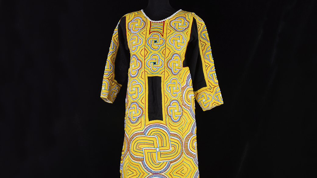 Robe noire à broderies jaunes provenant d'Arabie Saoudite