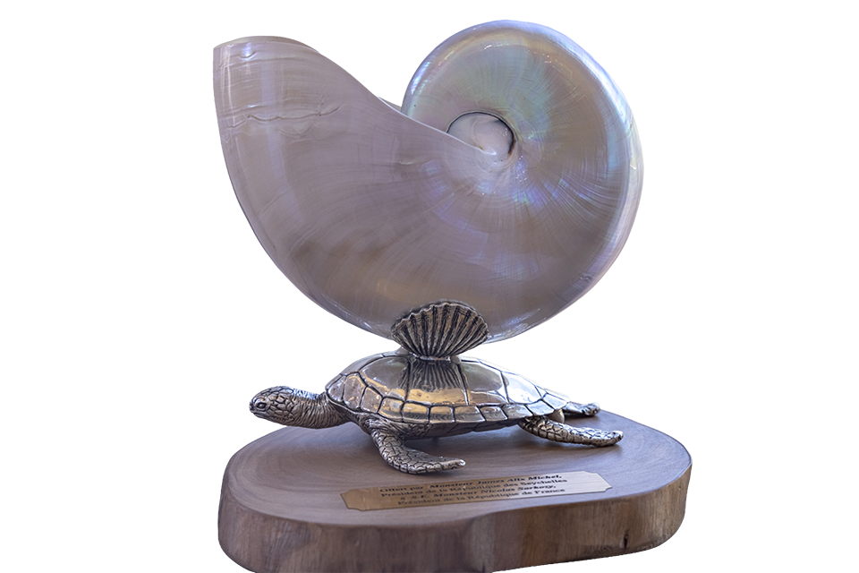 Copyright : Objet décoratif en forme de tortue surmontée d'un coquillage, Seychelles, coll Centre mondial de la Paix, Verdun_MPJC_2025